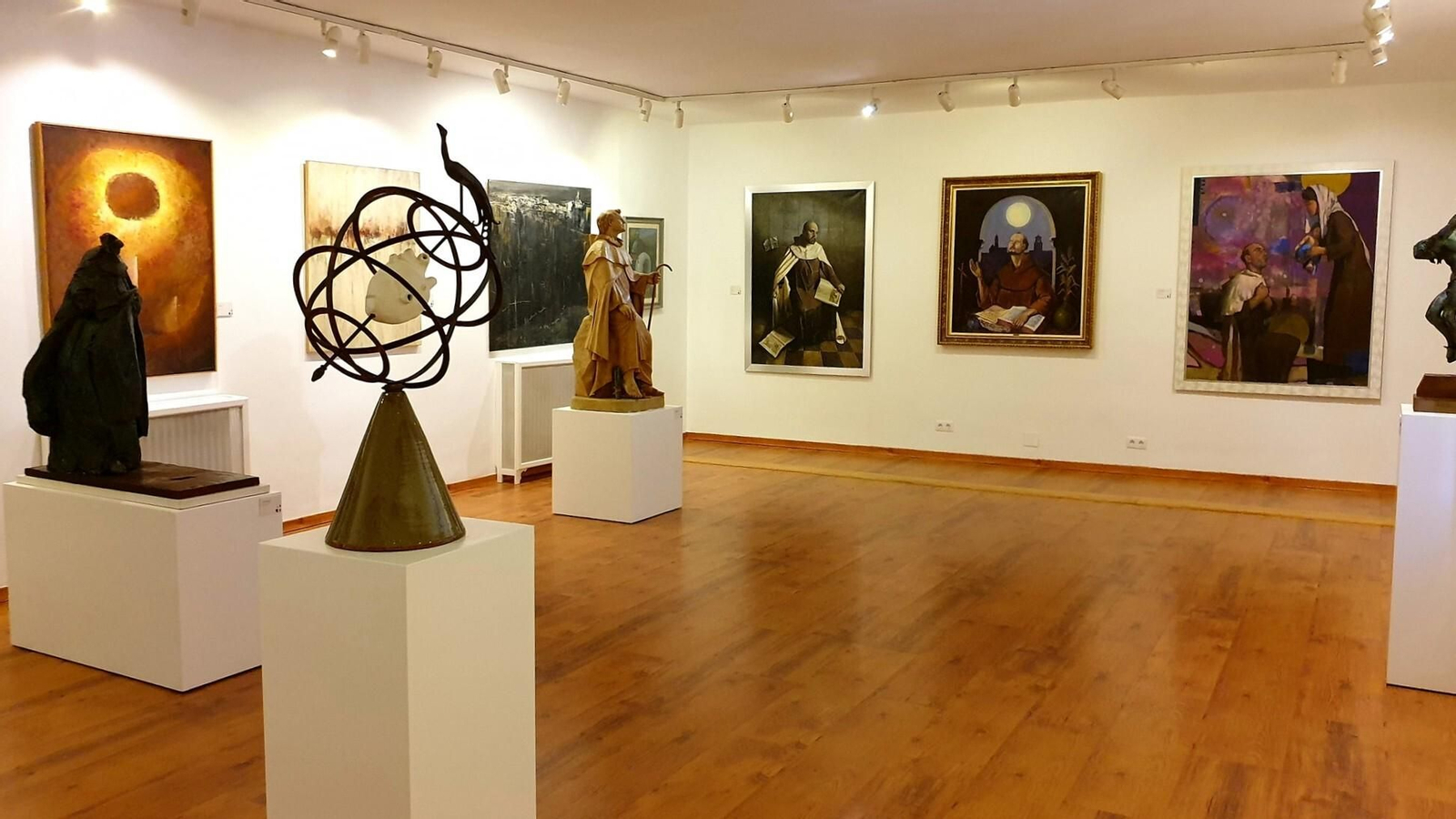 Descubre el fondo artístico de la Casa-Museo de San Juan de la Cruz en Úbeda con sus salas dedicadas a la pintura y escultura.