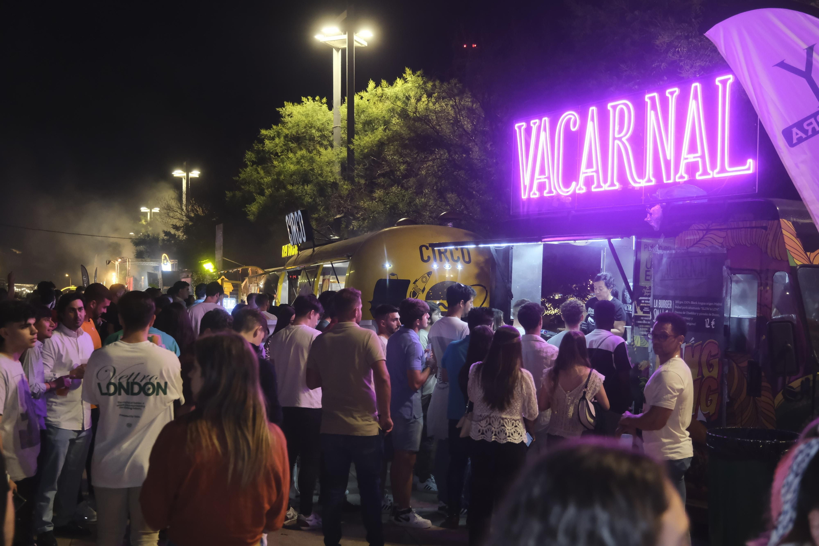 Neón y brasas en El Vial: el lleno absoluto de The Champions Burger en Córdoba Neón y brasas en El Vial: el lleno absoluto de The Champions Burger en Córdoba