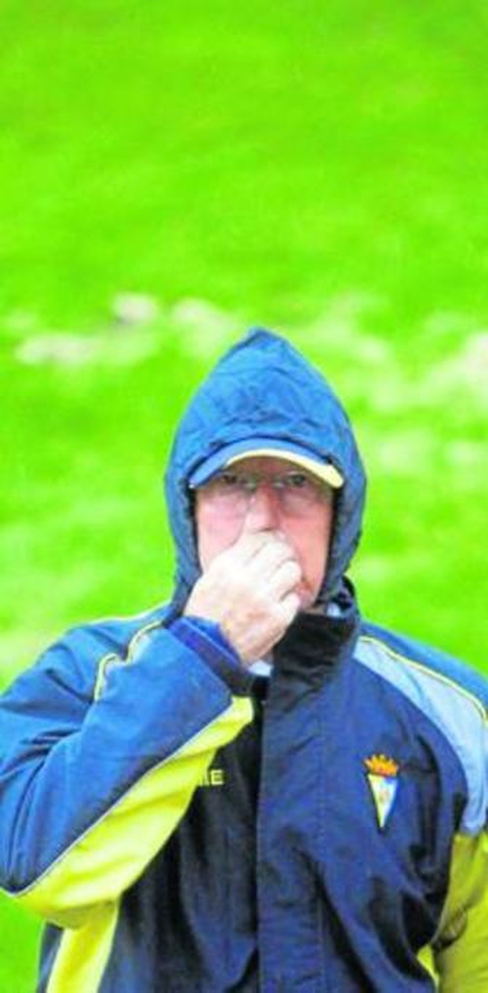 Espárrago se protege de la lluvia en un entrenamiento.