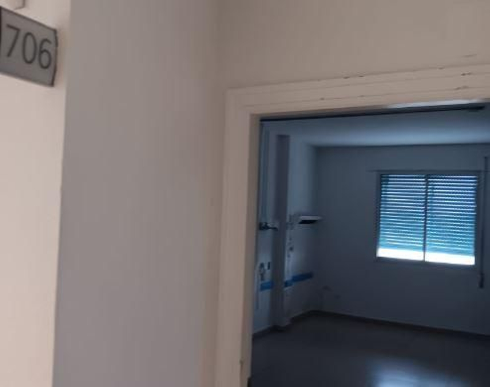 Una de las habitaciones vacías de la planta de Neurología que reclaman que se recupere para más camas.