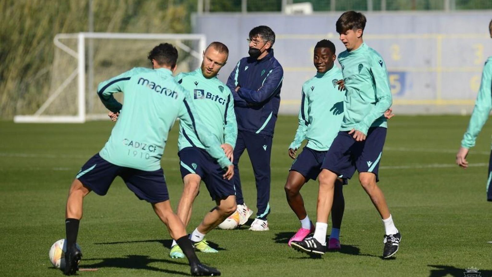 Imagen de un rondo entre futbolistas de ambos conjuntos.