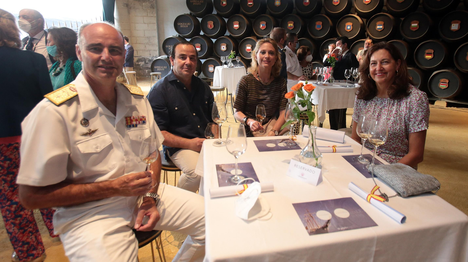 El contralmirante Ignacio Villanueva, Fernando Caballero, Pilar Zumft y Matilde Martín. González Byass recibe las botas que han navegado en el Juan Sebastián Elcano