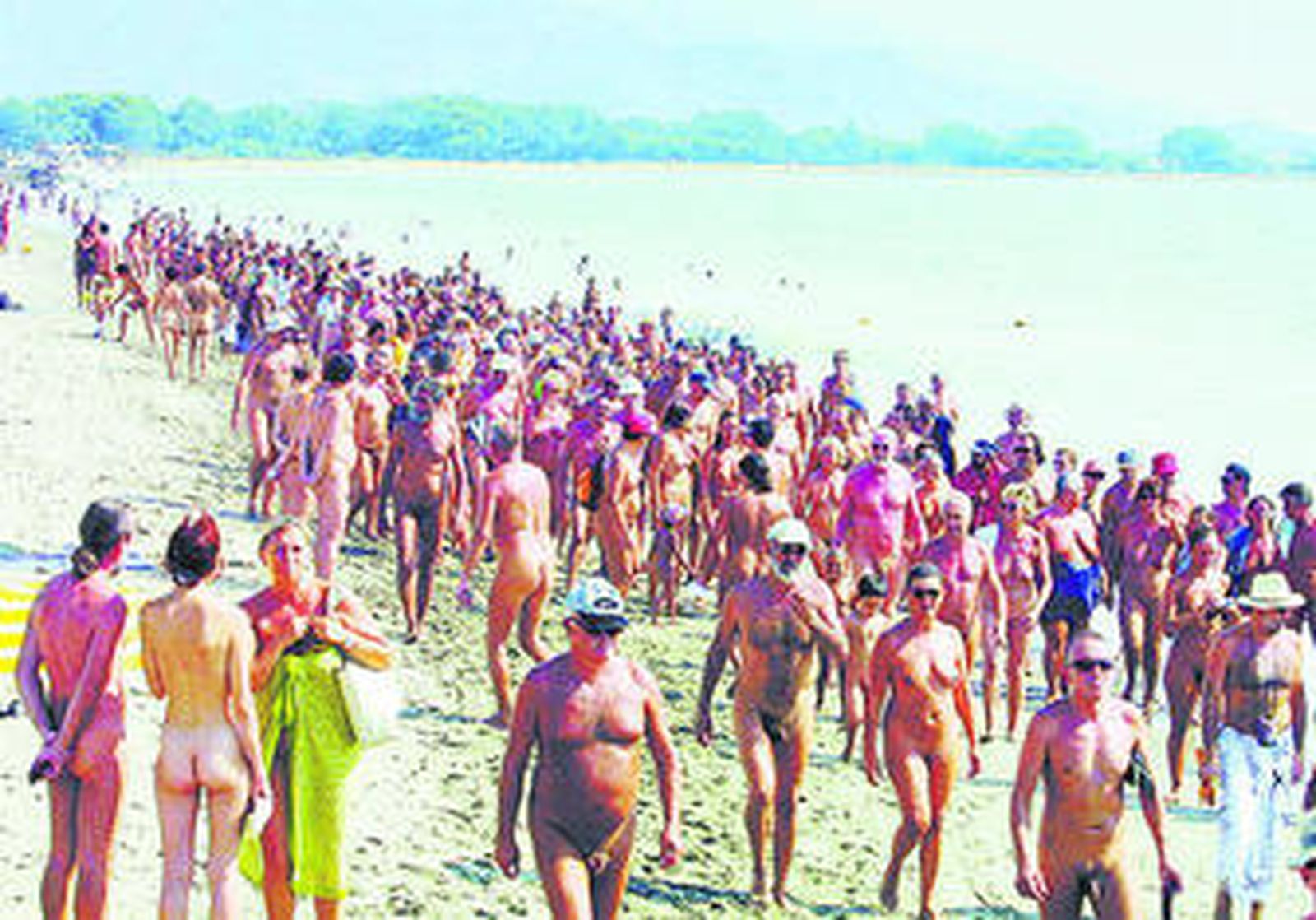 Marcha nudista en una playa de Vera.