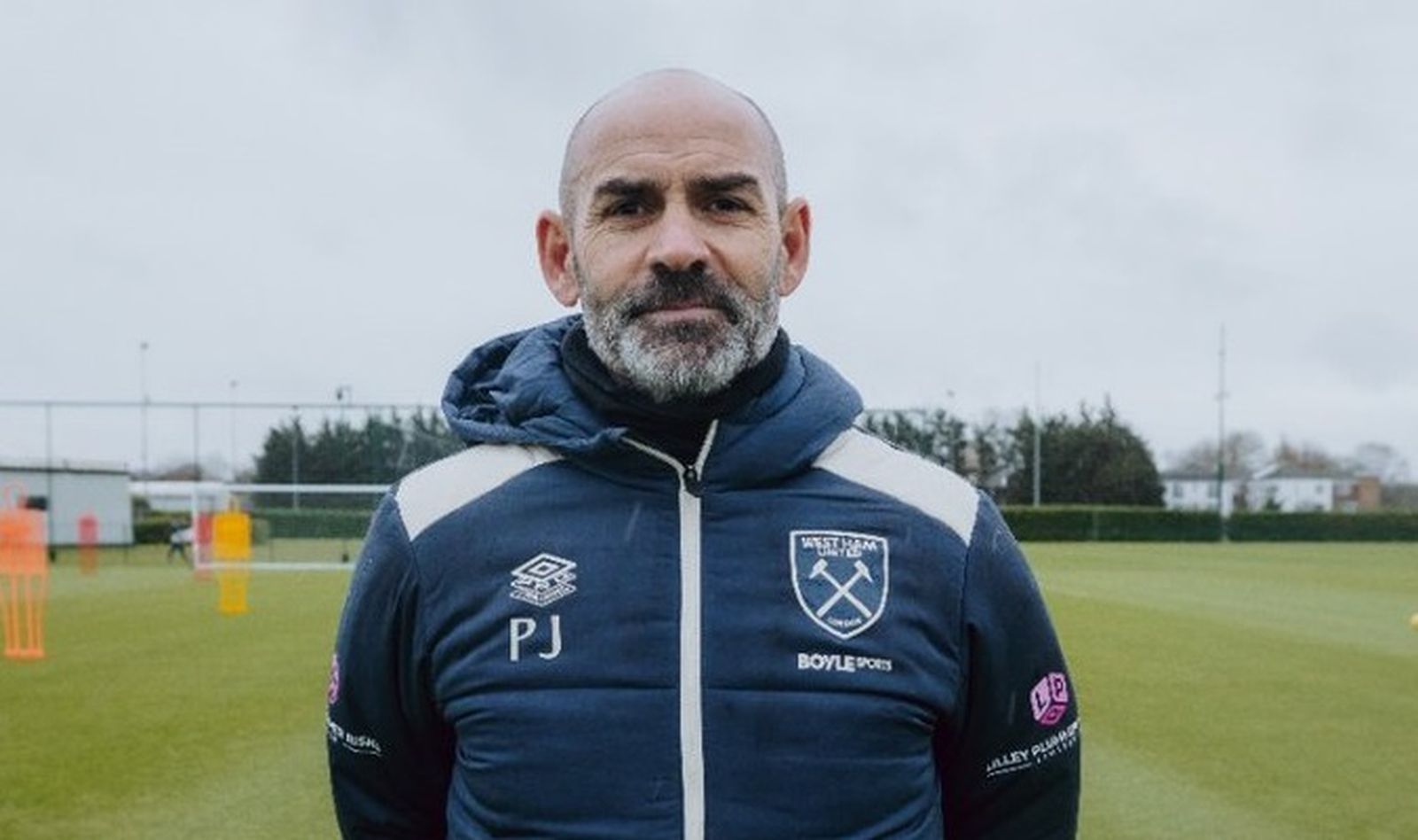 Paco Jémez ya posa como técnico asistente del West Ham.