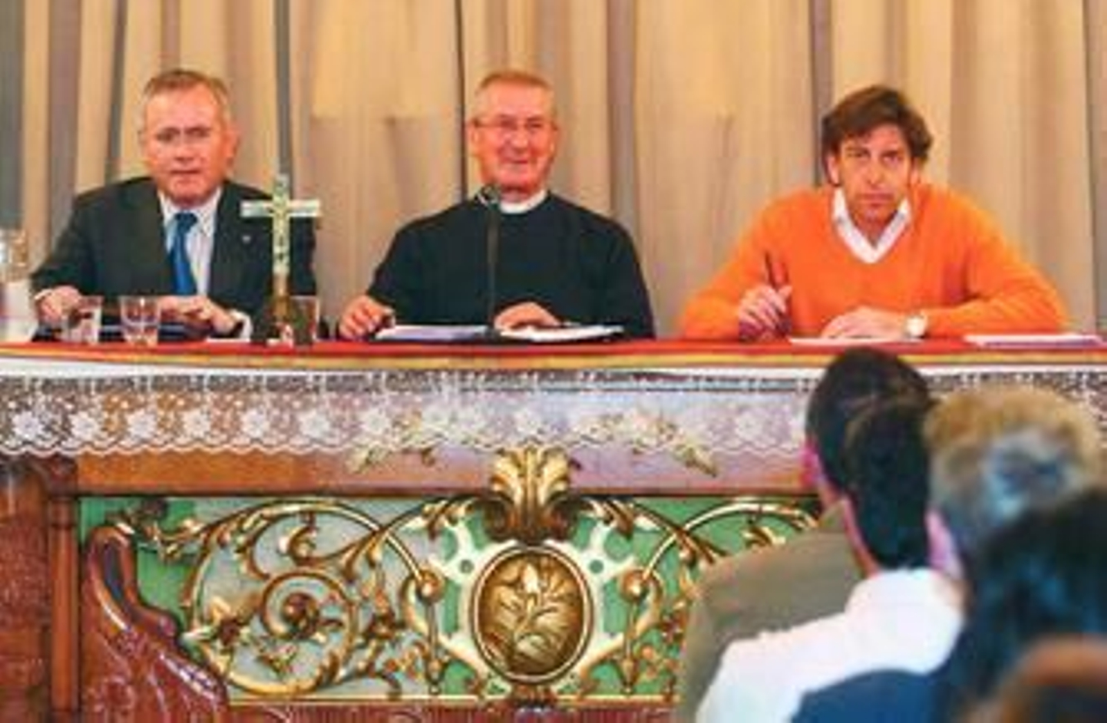 Juan Villalba, Pedro Soldado y Miguel Bravo, durante la última asamblea de hermanos mayores.