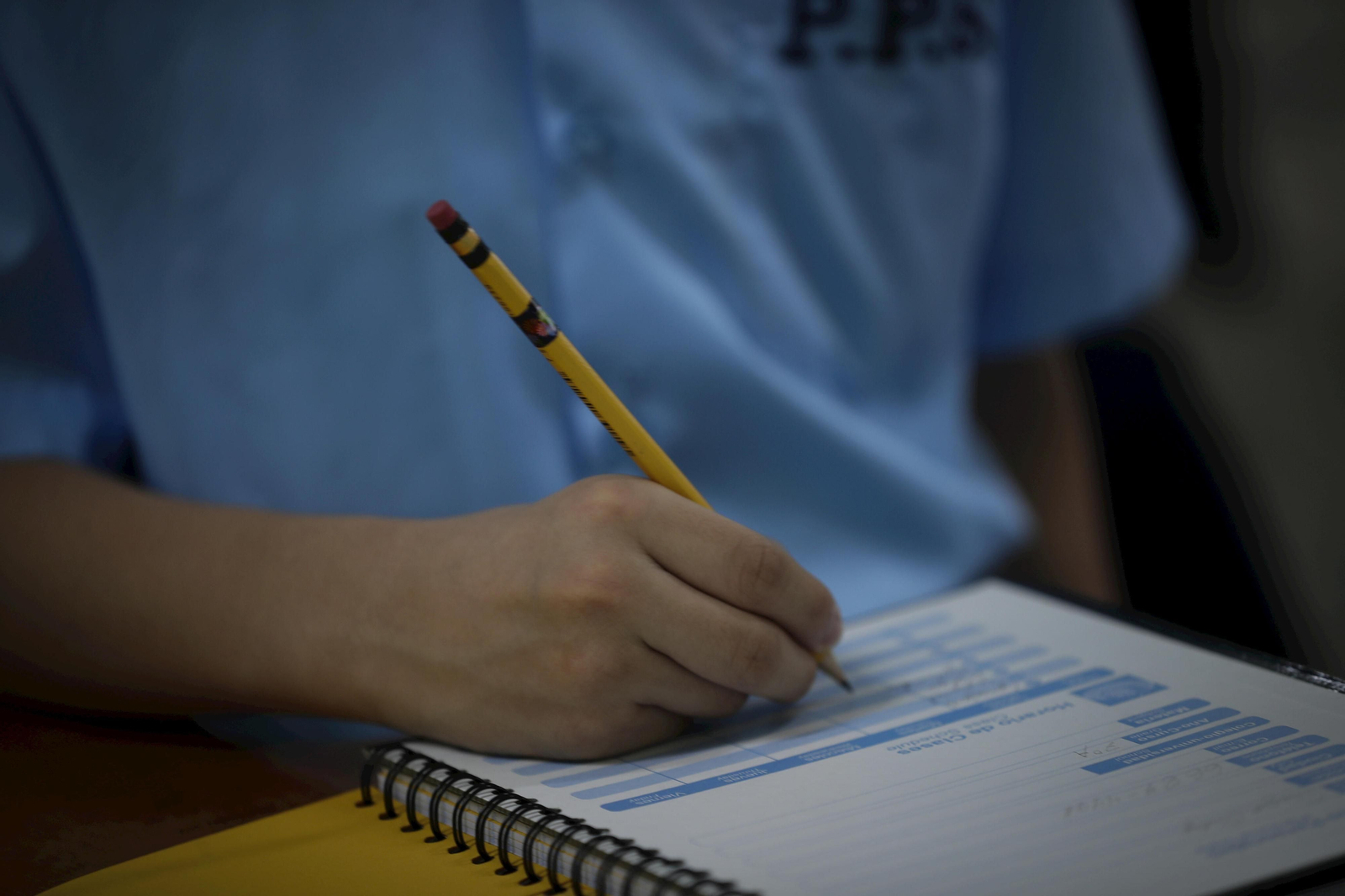 Imagen de archivo de un alumno en clase.