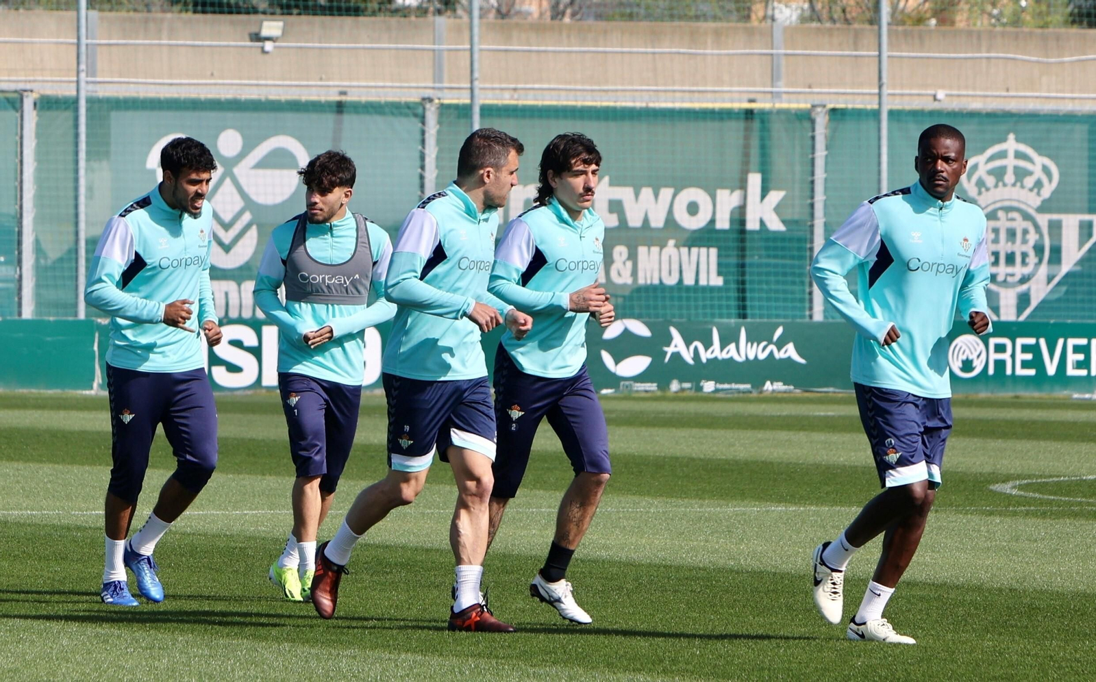 Chadi Riad, junto a Abde, y Sokratis, que dialoga con Bellerín junto a William Carvalho, en un calentamiento.