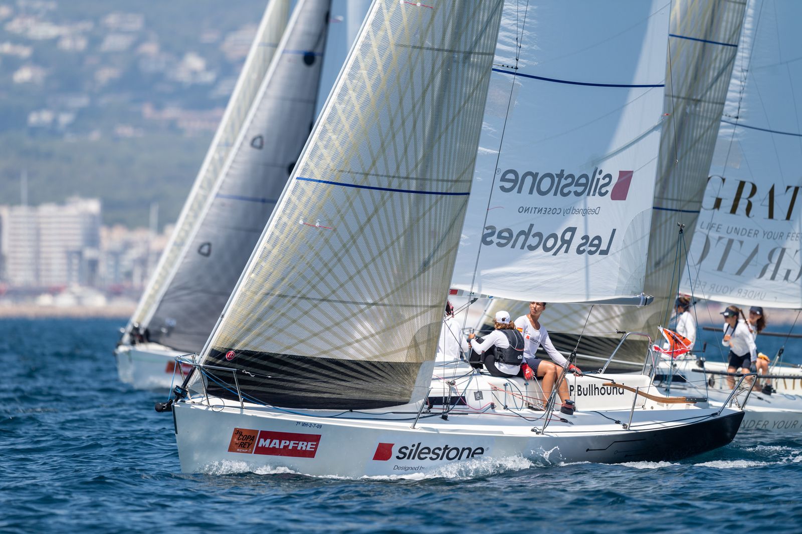 El ‘Grupo Consentino–Les Roches’, nuevas líderes de la clase J80, reservada a las tripulaciones femeninas.