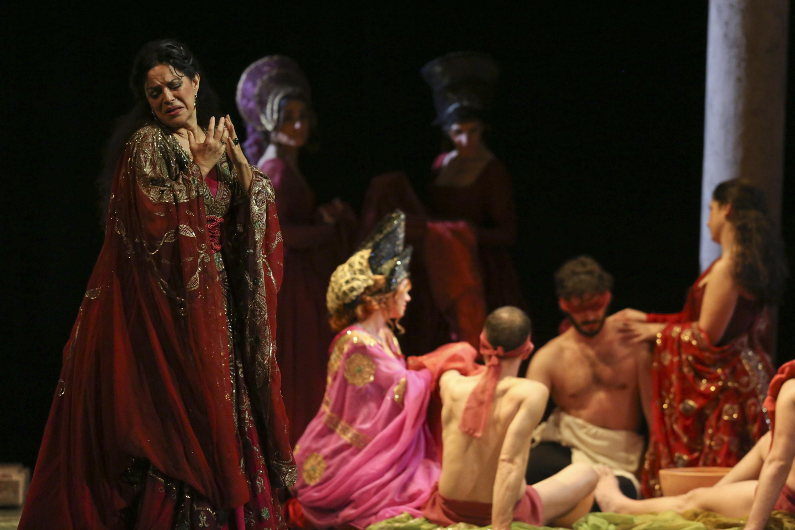 'La favorita', un viaje de la guerra a la redención, en fotos