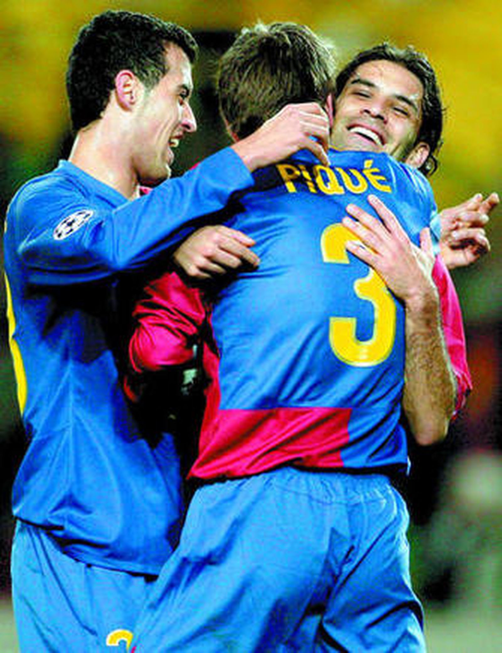 Busquets, junto a Márquez y Piqué.