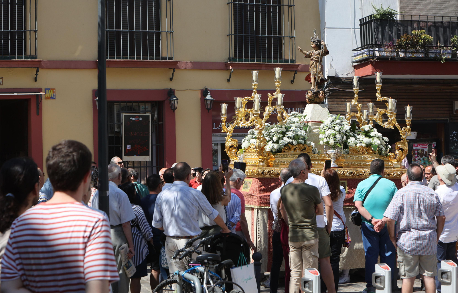 Salida de la procesión eucarística extraordinaria de la Amargura