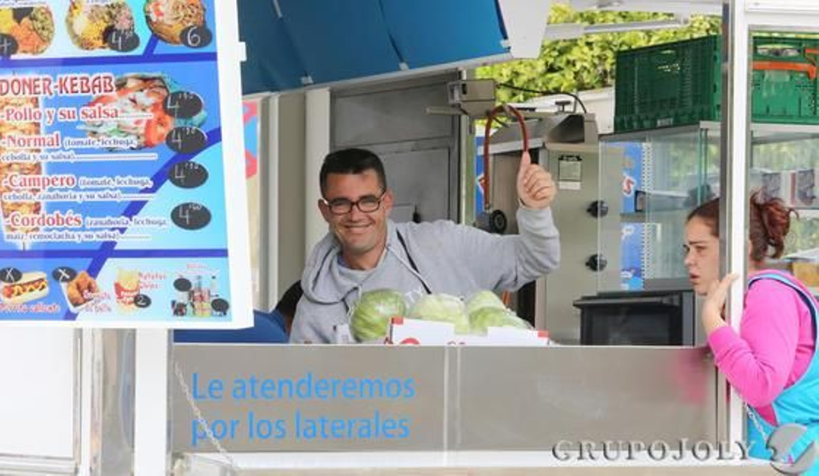 Muchos optan por comer en los puestos de la Rosaleda.

Foto: Pascual