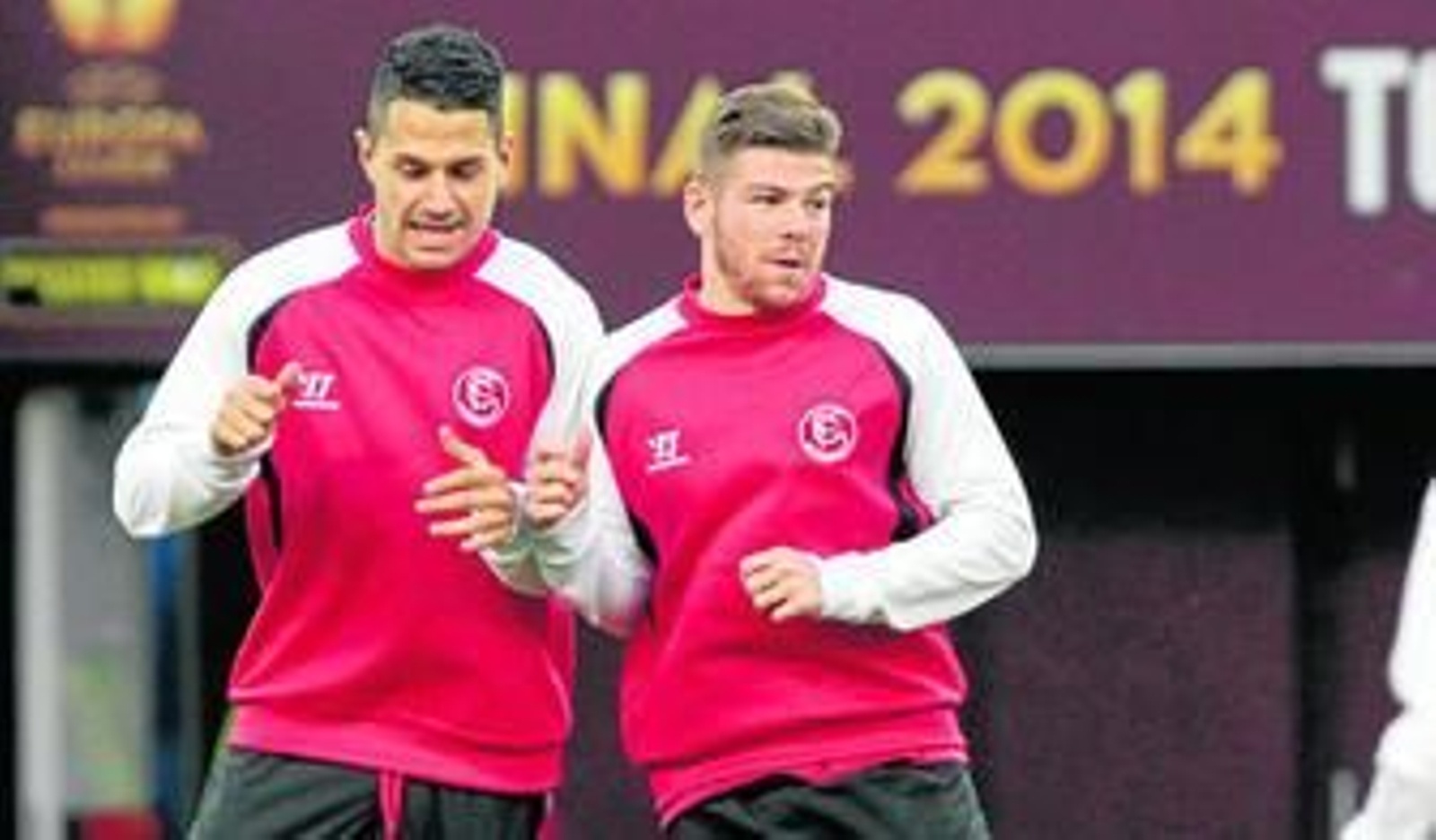 Vitolo y Alberto Moreno, hombro con hombro en la sesión previa a la final de Turín.