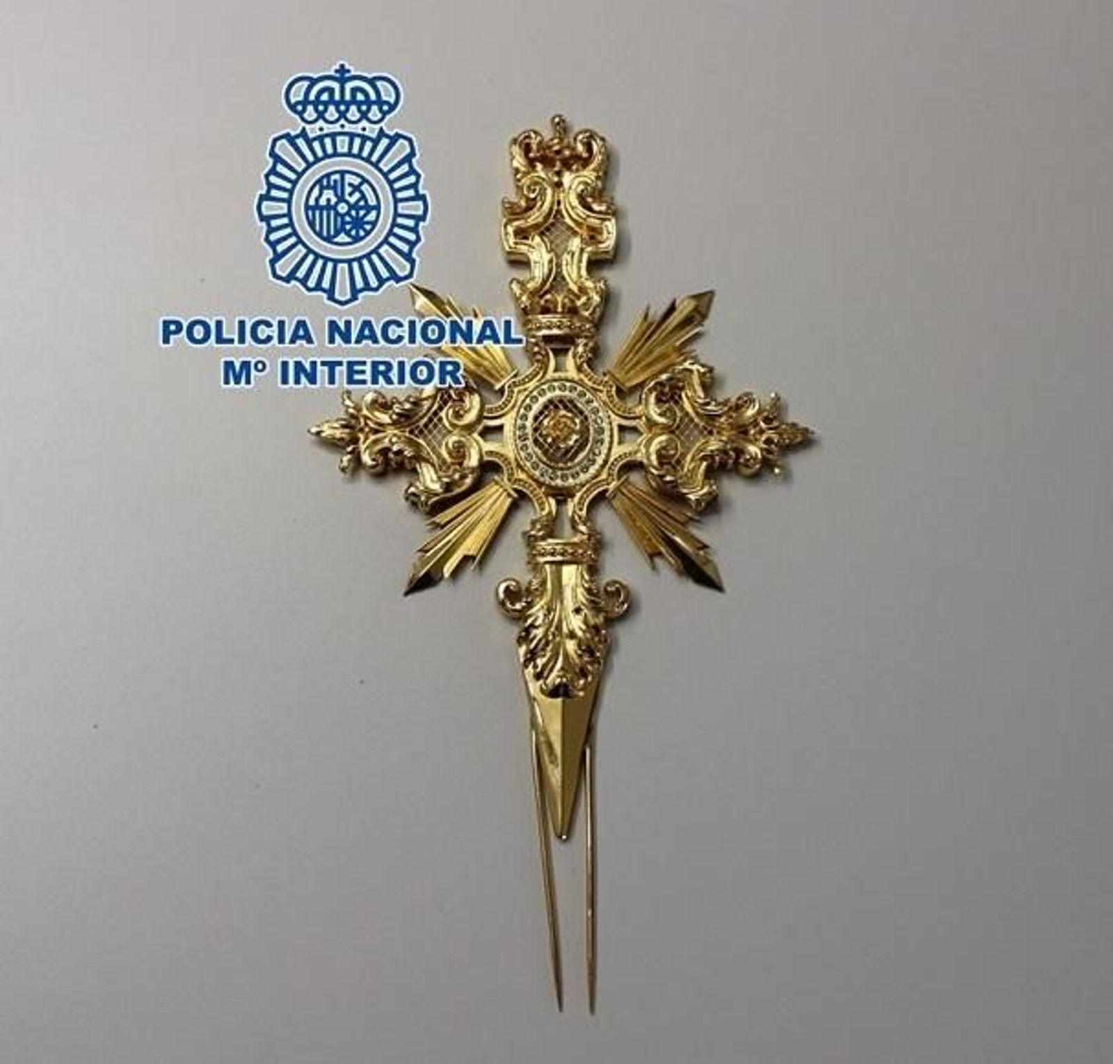 Recuperan una daga del ajuar de una Virgen de una cofradía del Zaidín en Granada
