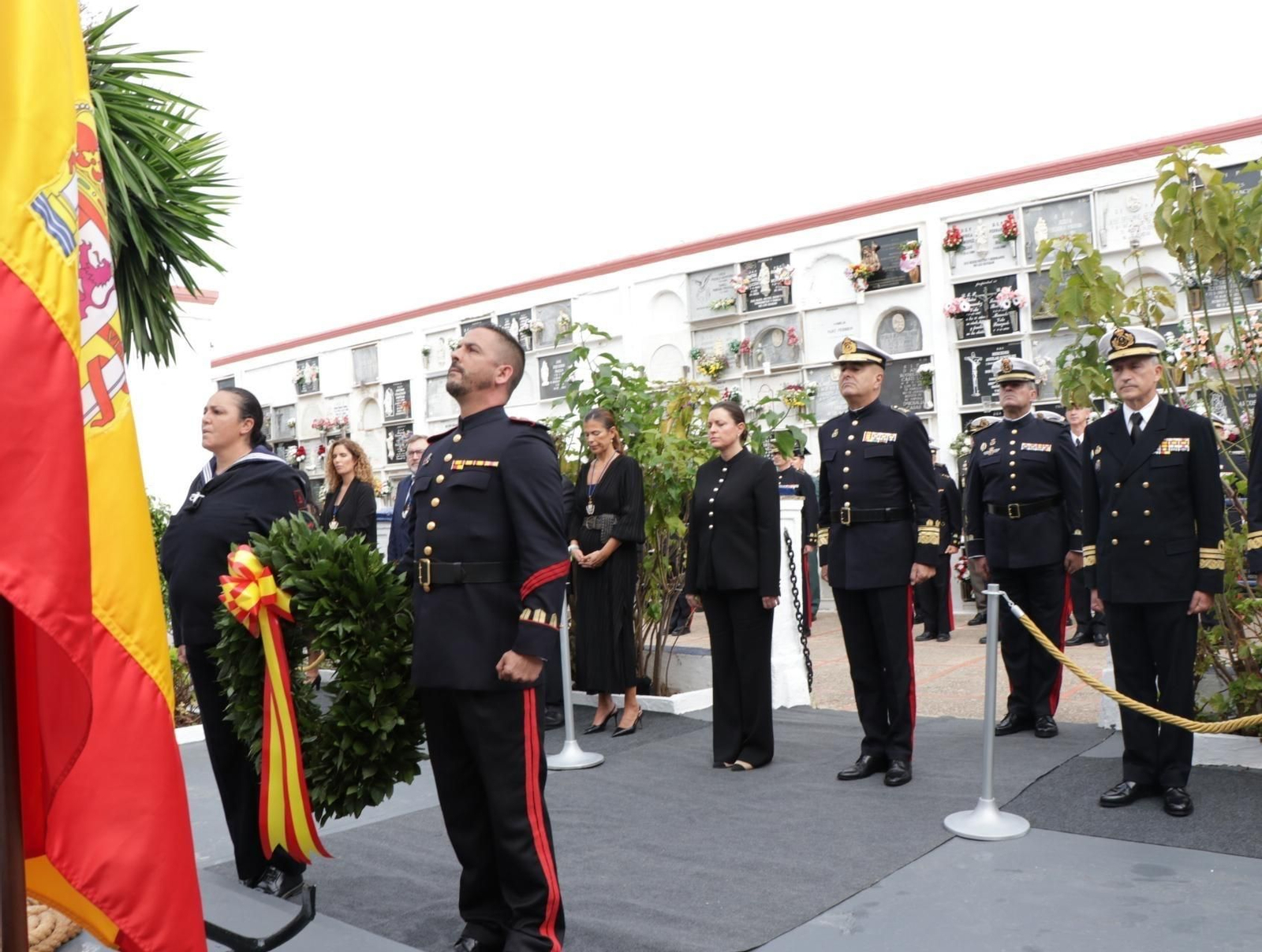 Acto de homenaje de la Armada a los caídos en el cementerio de la localidad de San Fernando