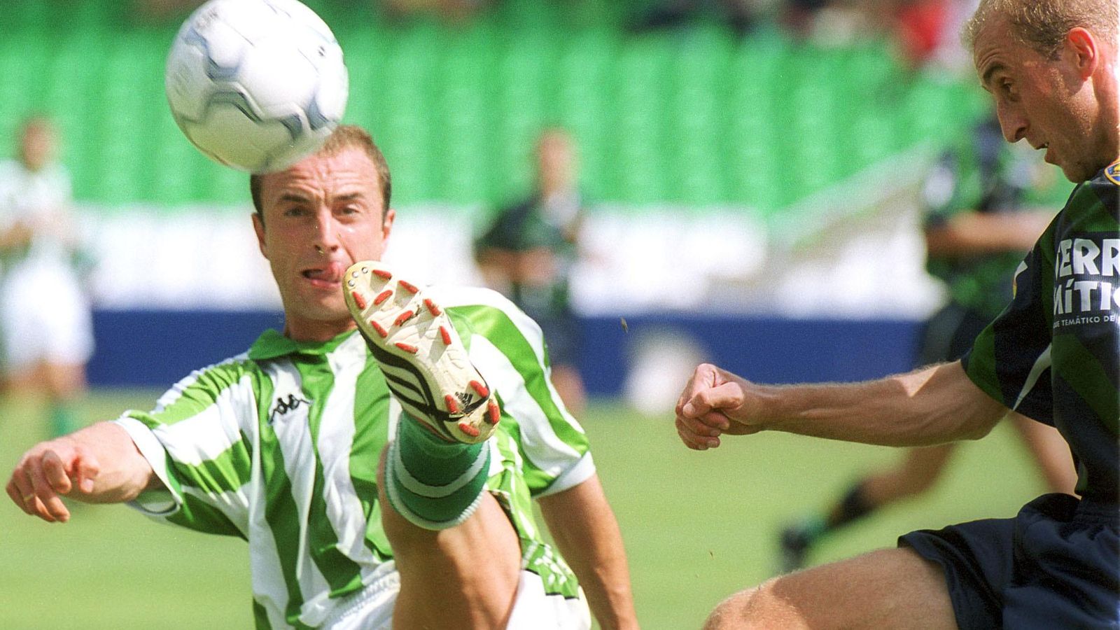 Cuéllar controla ante Arregui en aquel Betis-Elche de 2000.