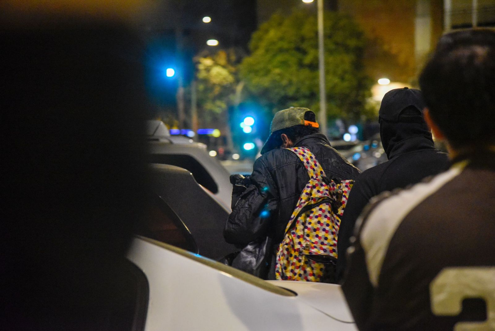 La patrulla urbana del Cerezo expulsa a un 'gorrilla', la noche del martes.