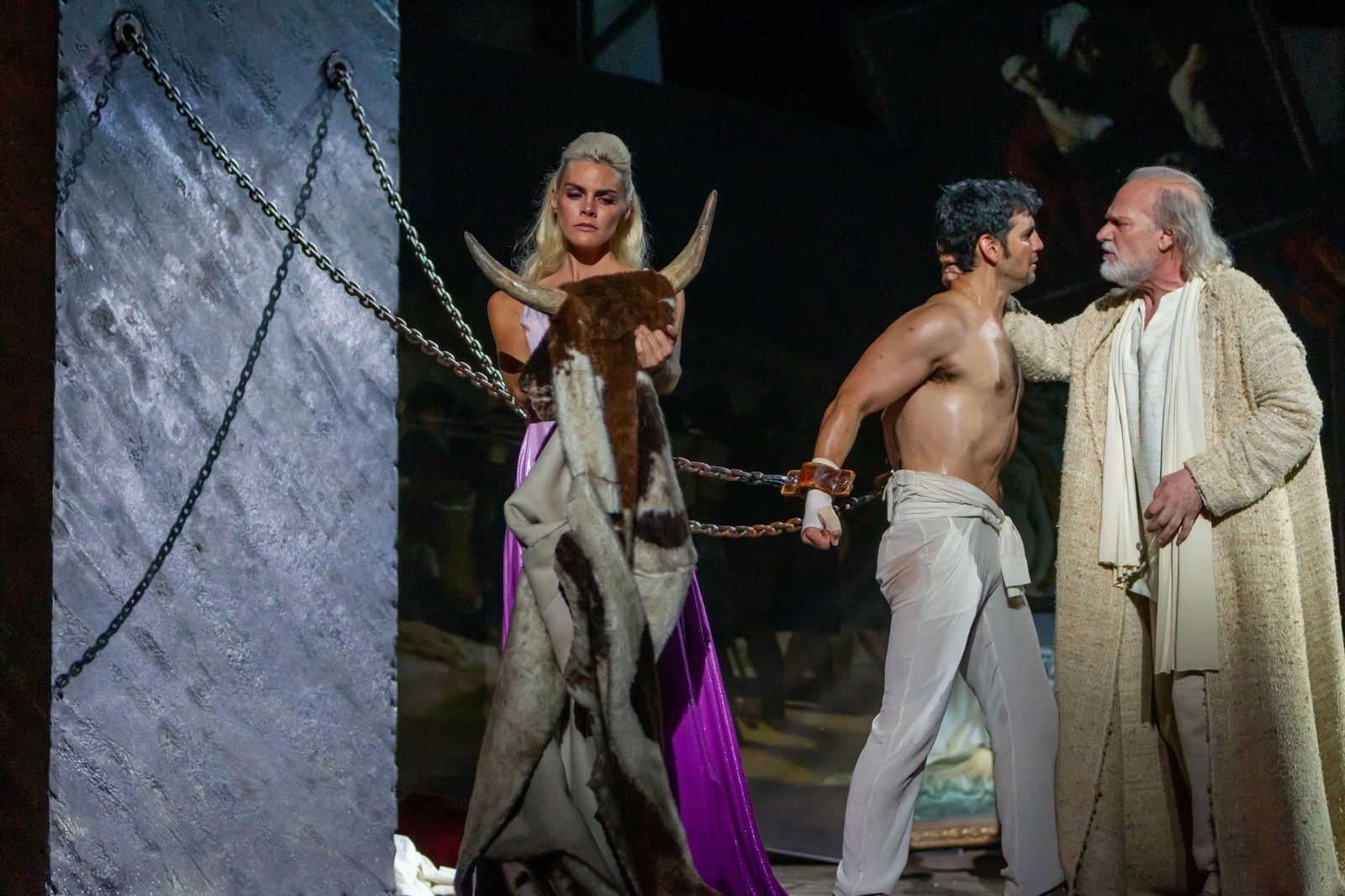 Amaia Salamanca, Fran Perea y Lluís Homar, en 'Prometeo'.