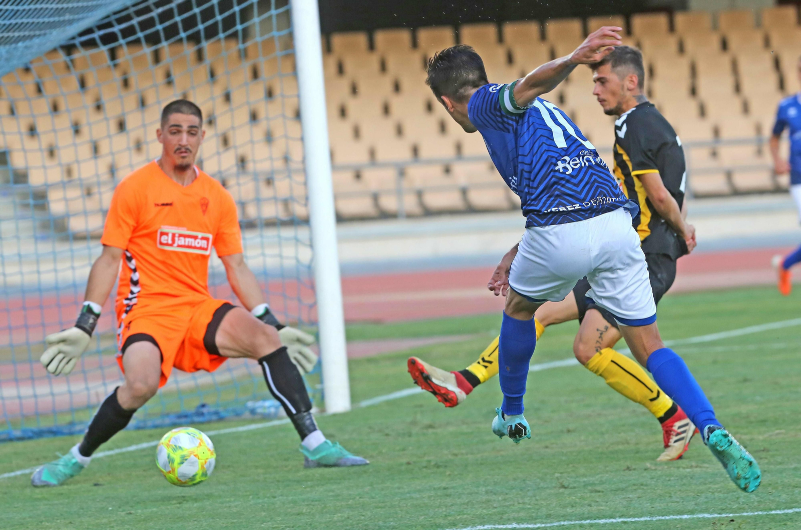 Bello, en el momento de batir a Robador, portero del San Roque.