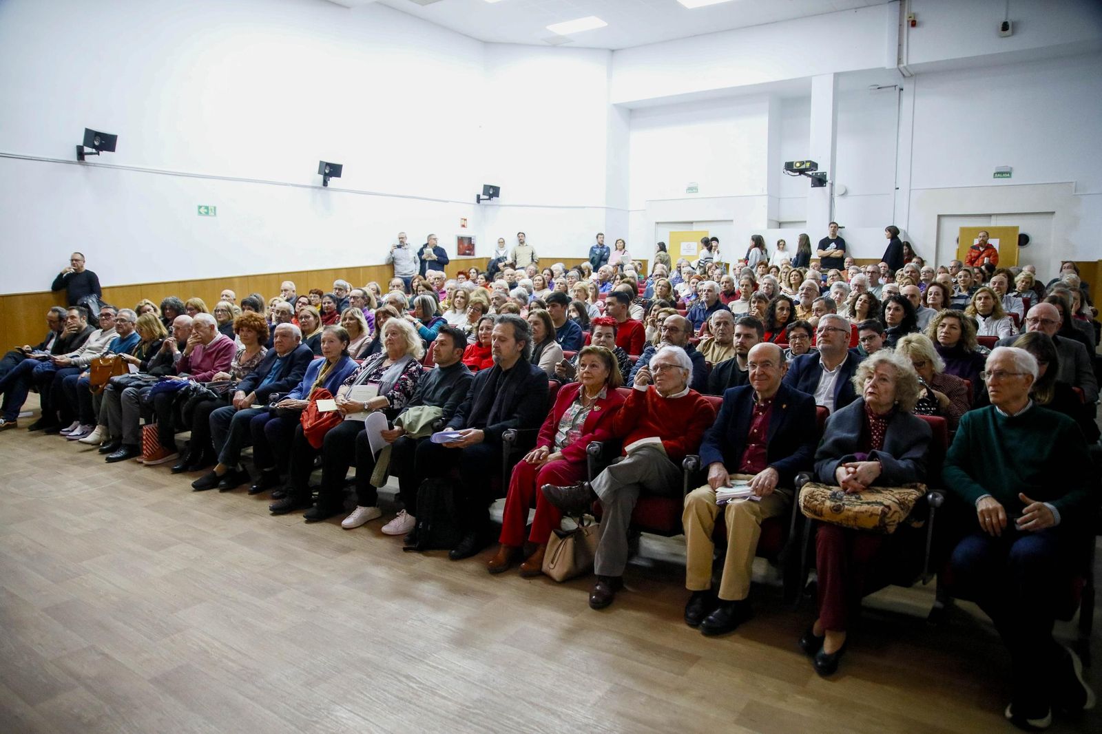 Las imágenes de la presentación del libro "Almería es poesía" en la biblioteca Villaespesa de la ciudad de Almería