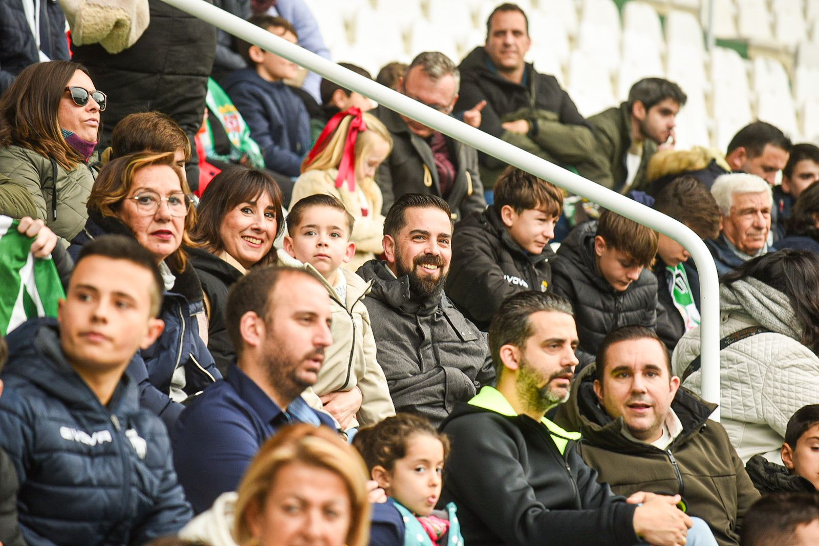 El Córdoba CF se deja querer por su afición en el Día de Año Nuevo: las fotos del entrenamiento de puertas abiertas