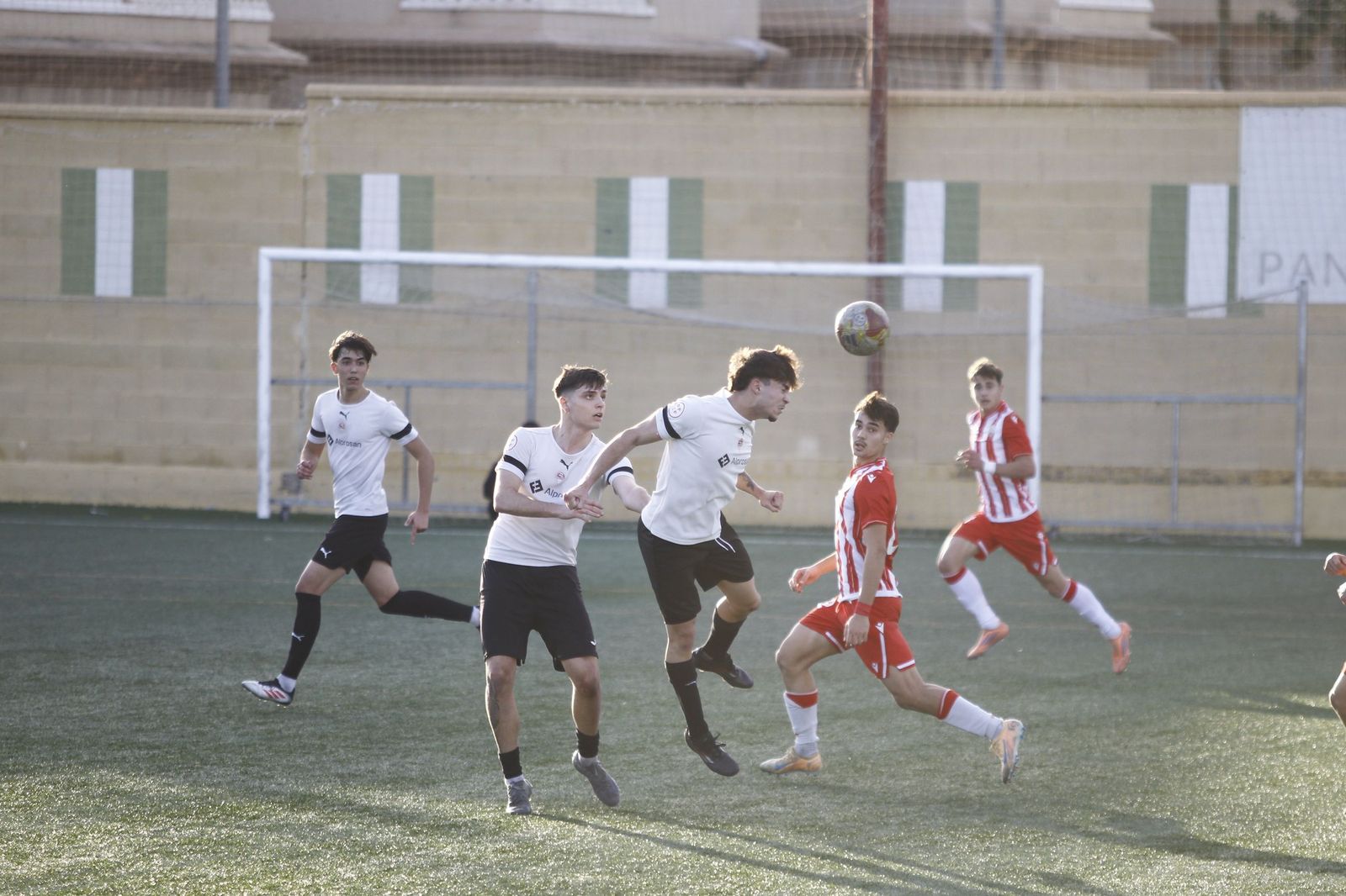 Adrián Cárdenas despeja de cabeza el balón durante un encuentro disputado este curso por los cañaeros.