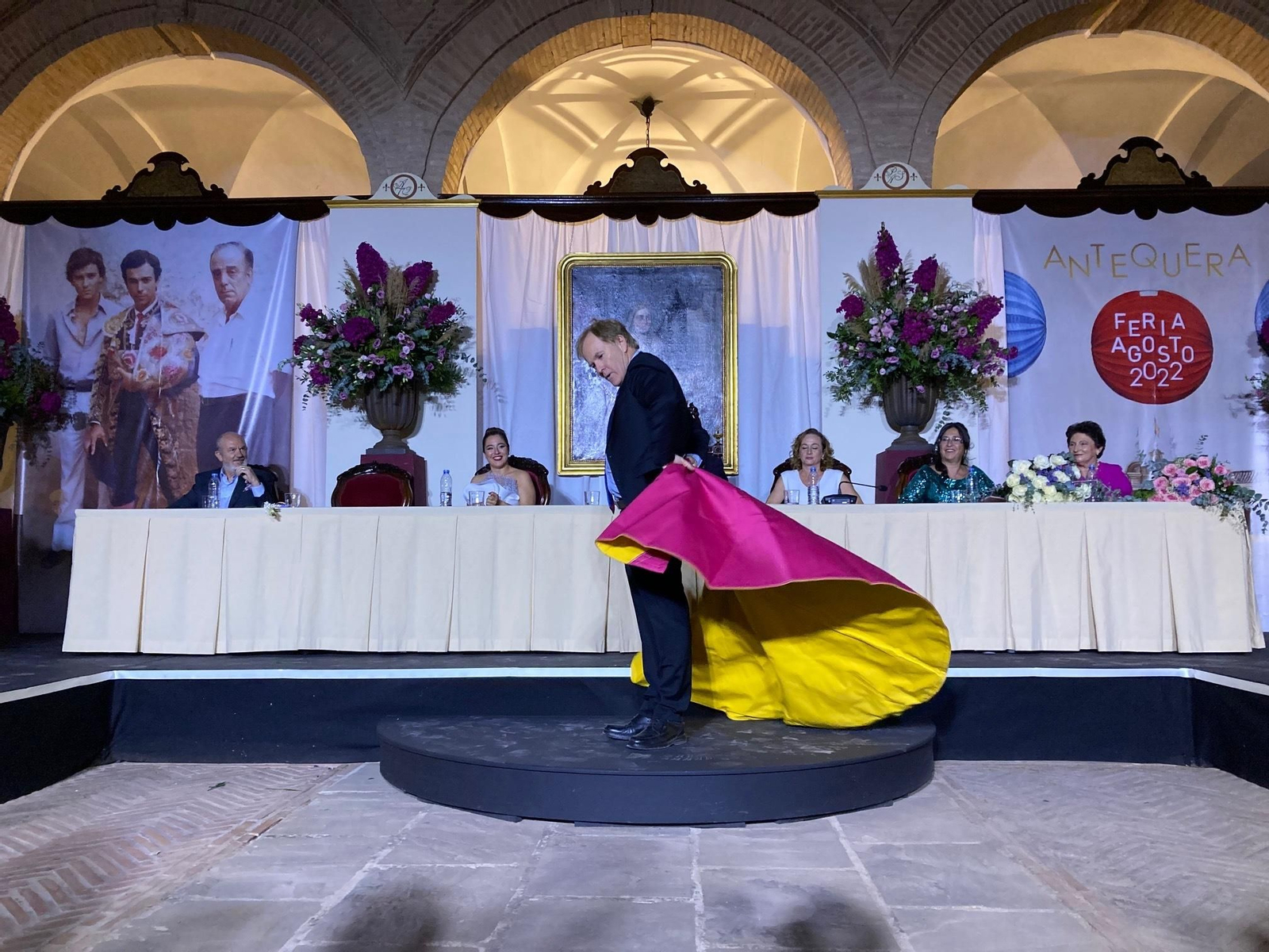 Enrique Romero se atrevió a dar unos pases en el escenario.