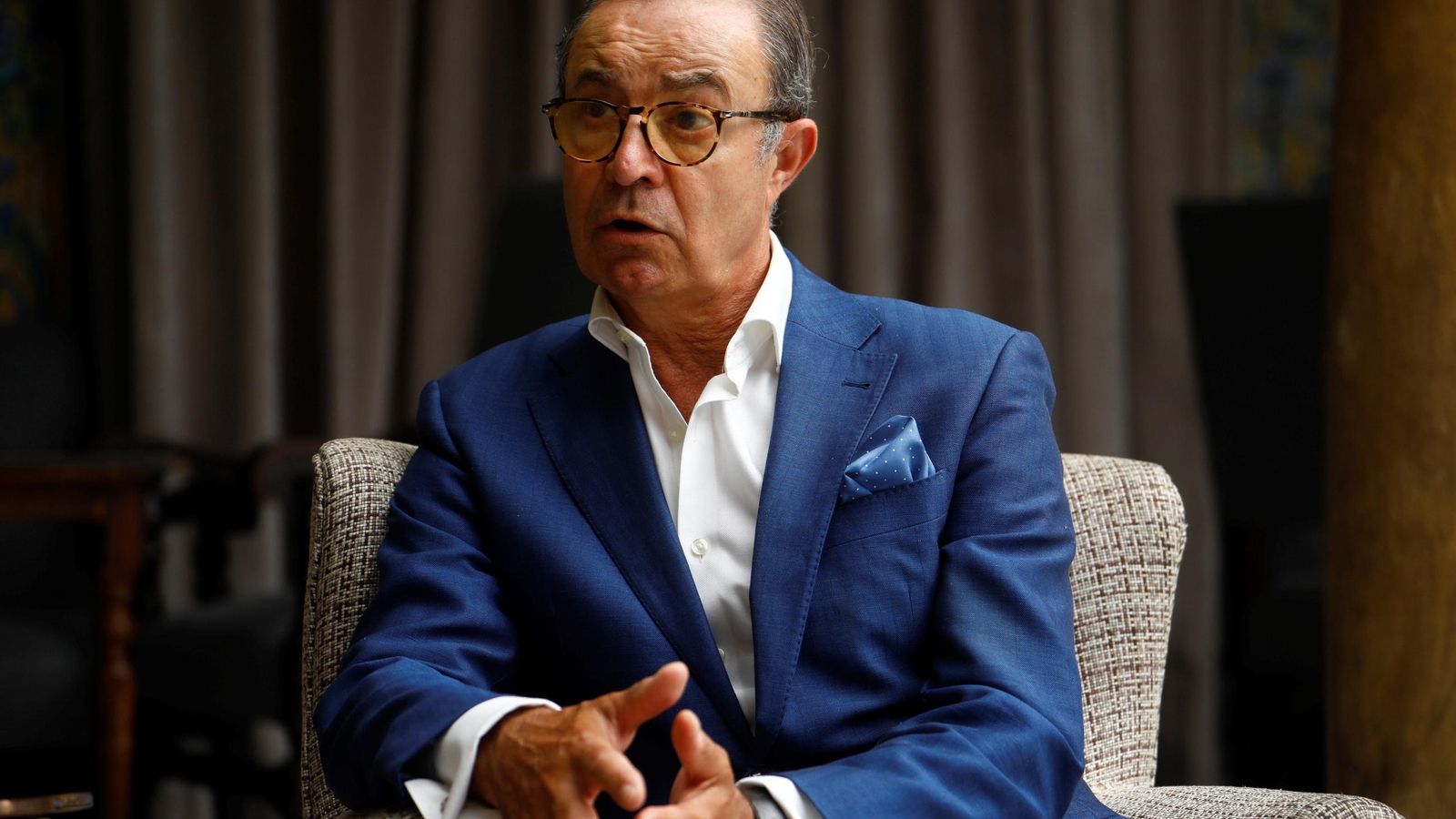 El presidente del Real Círculo de la Amistad responde a las preguntas.