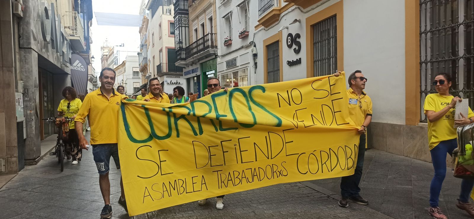 Cabecera de la manifestación de trabajadores de Correos este miércoles en Sevilla.