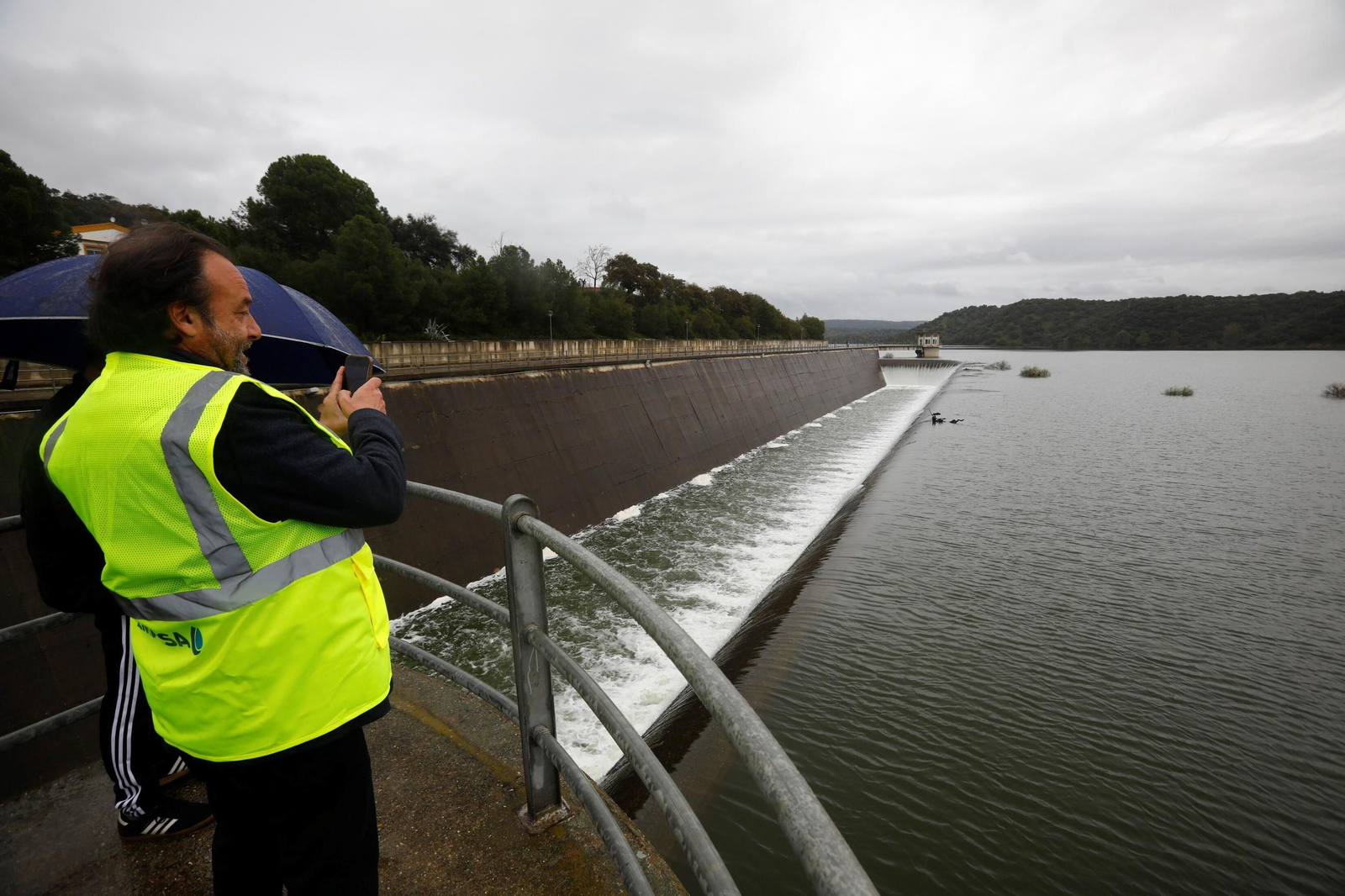 El desembalse del pantano de Navallana, en imágenes