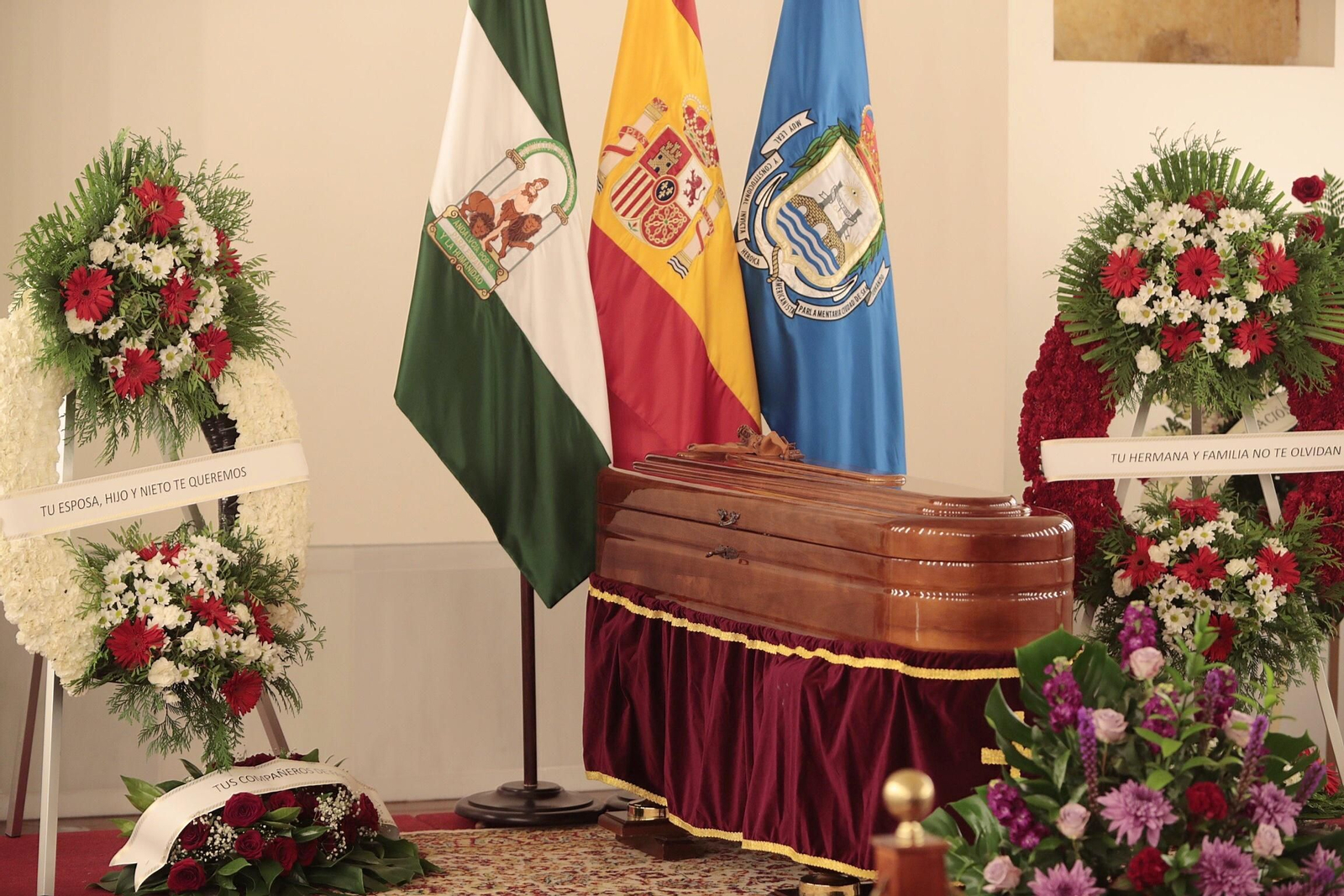 Capilla ardiente de Pepe Oneto en San Fernando