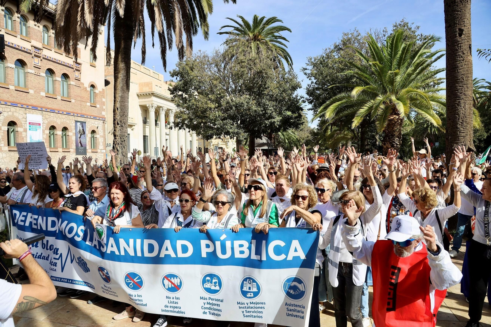 La cabeza de la manifestación pasando por delante del Rectorado. La cabeza de la manifestación pasando por delante del Rectorado.