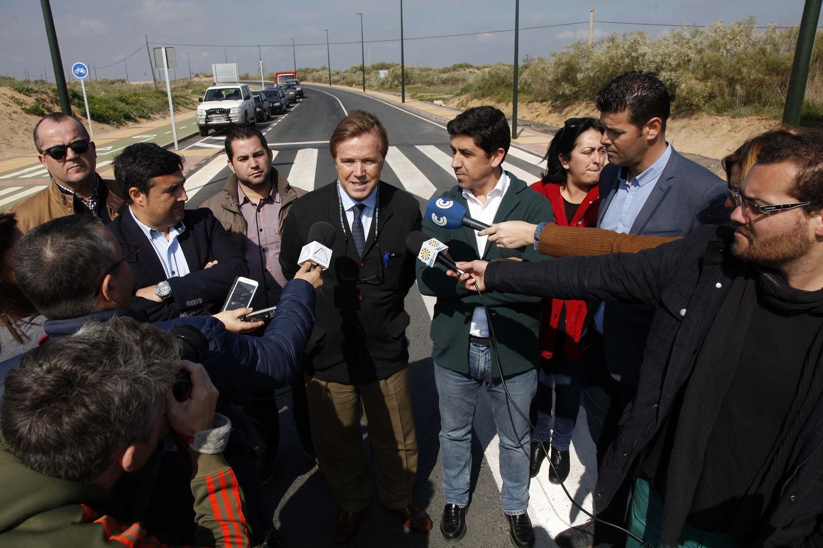 El director general de Iscasa atiende a los medios junto al alcalde de Ayamonte, Alberto Fernández.