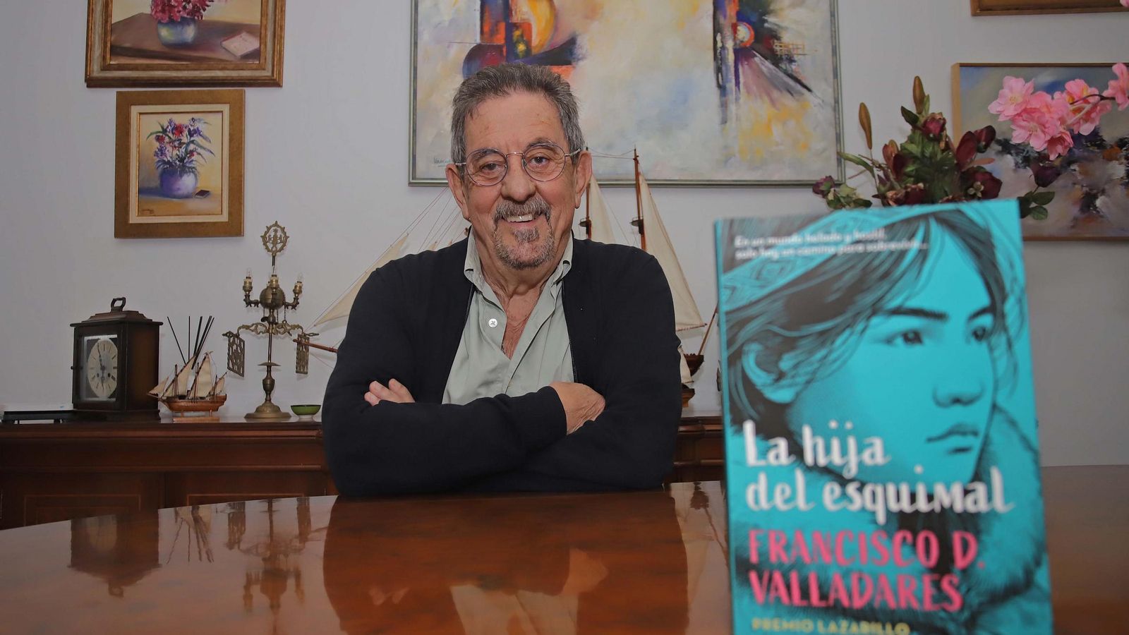Francisco Díaz Valladares, en su casa con un ejemplar de 'La hija del esquimal'.