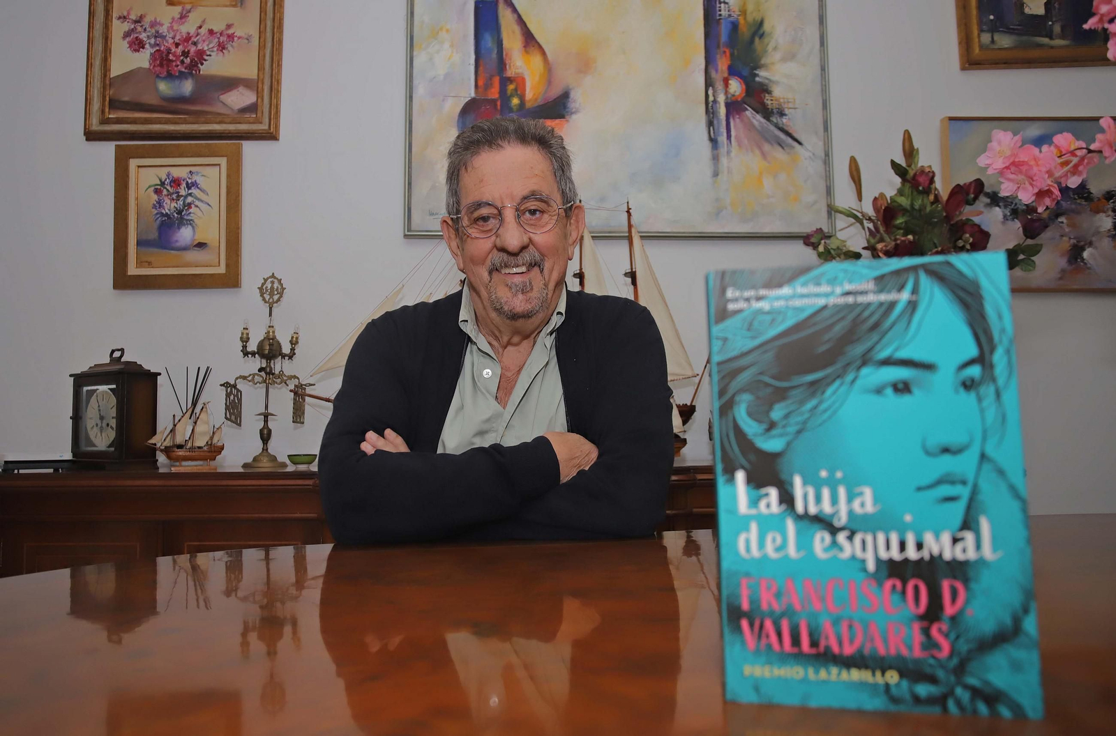 Francisco Díaz Valladares, en su casa con un ejemplar de 'La hija del esquimal'.