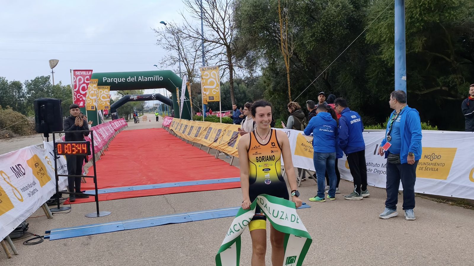Alicia Soriano entra en la línea de meta en solitario.
