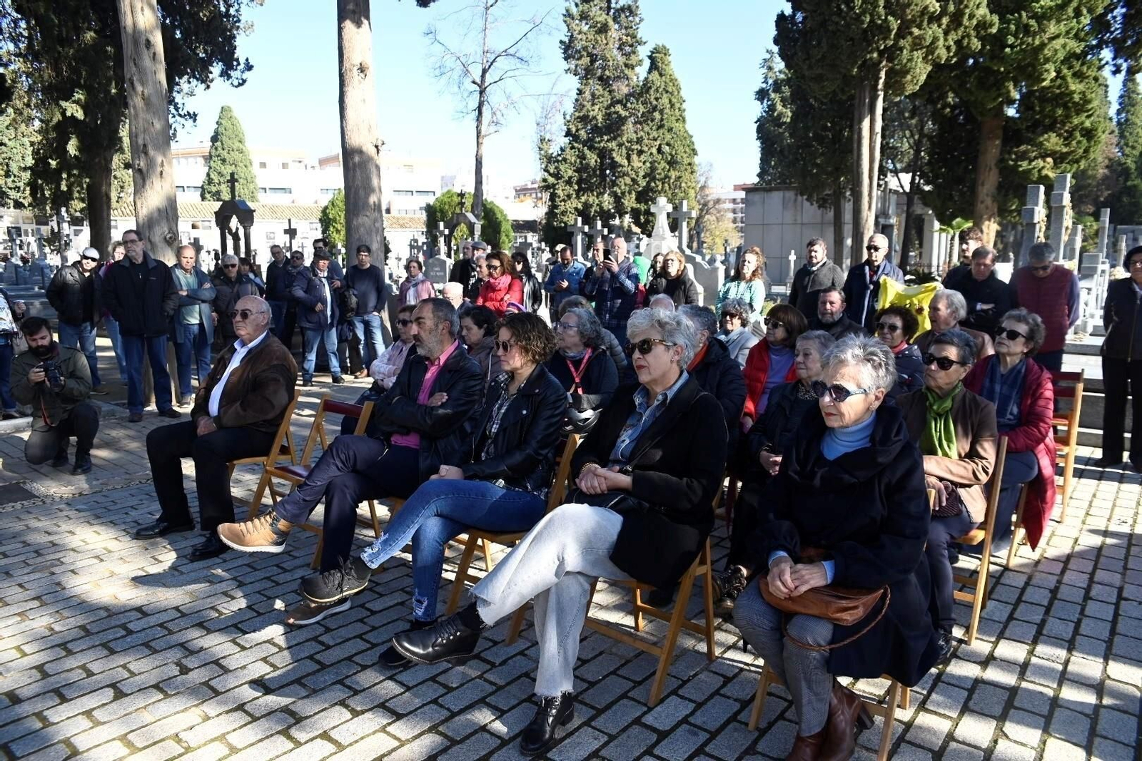 La plataforma Comisión de la Verdad recuerda a las víctimas del franquismo con un acto en el cementerio de la Salud, en imágenes