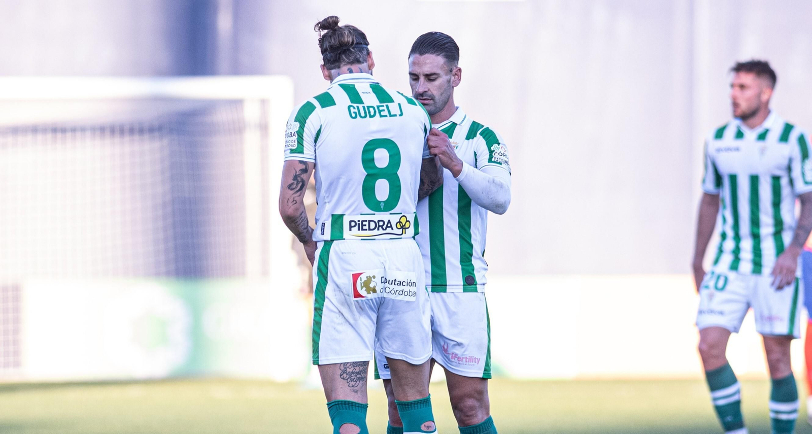 Kike Márquez cede el brazalete de capitán del Córdoba CF a Gudelj antes de ser sustituido en Majadahonda. Kike Márquez cede el brazalete de capitán del Córdoba CF a Gudelj antes de ser sustituido en Majadahonda.