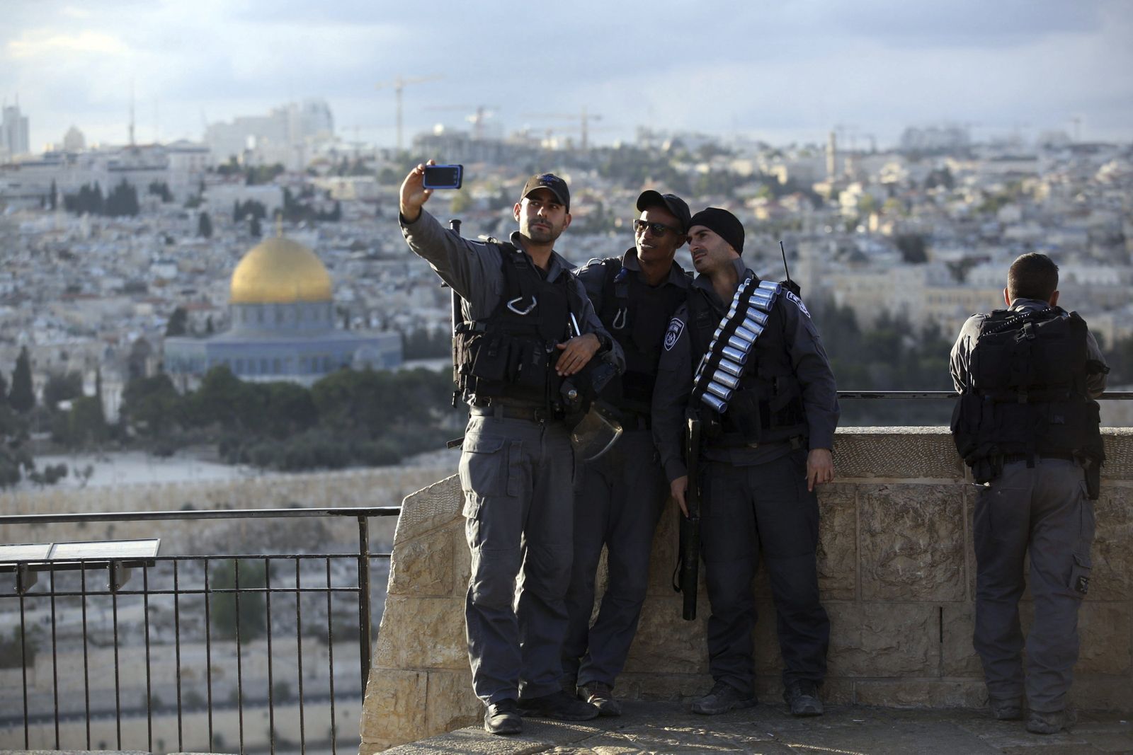 Policía israelí haciéndose una foto en el Monte de los Olivos de Jerusalén.
