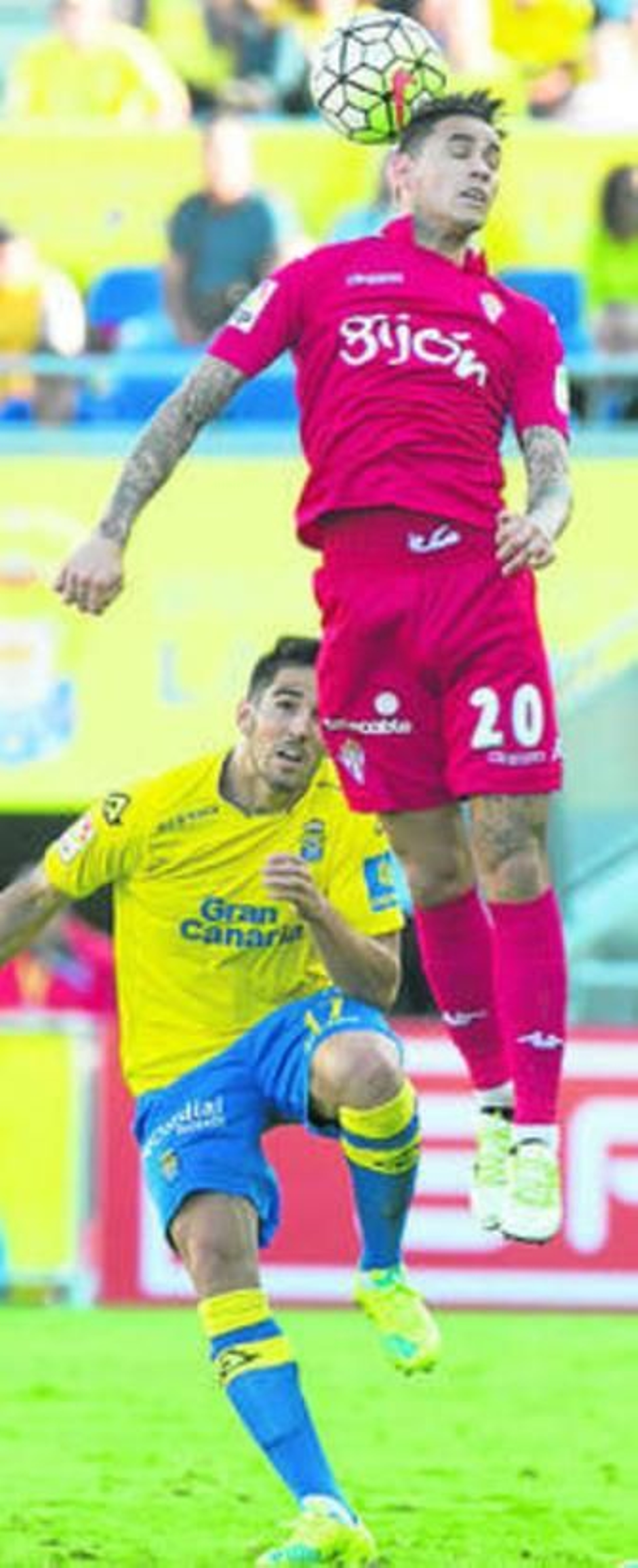 Sanabria supera por alto a Bigas en el último Las Palmas-Sporting.