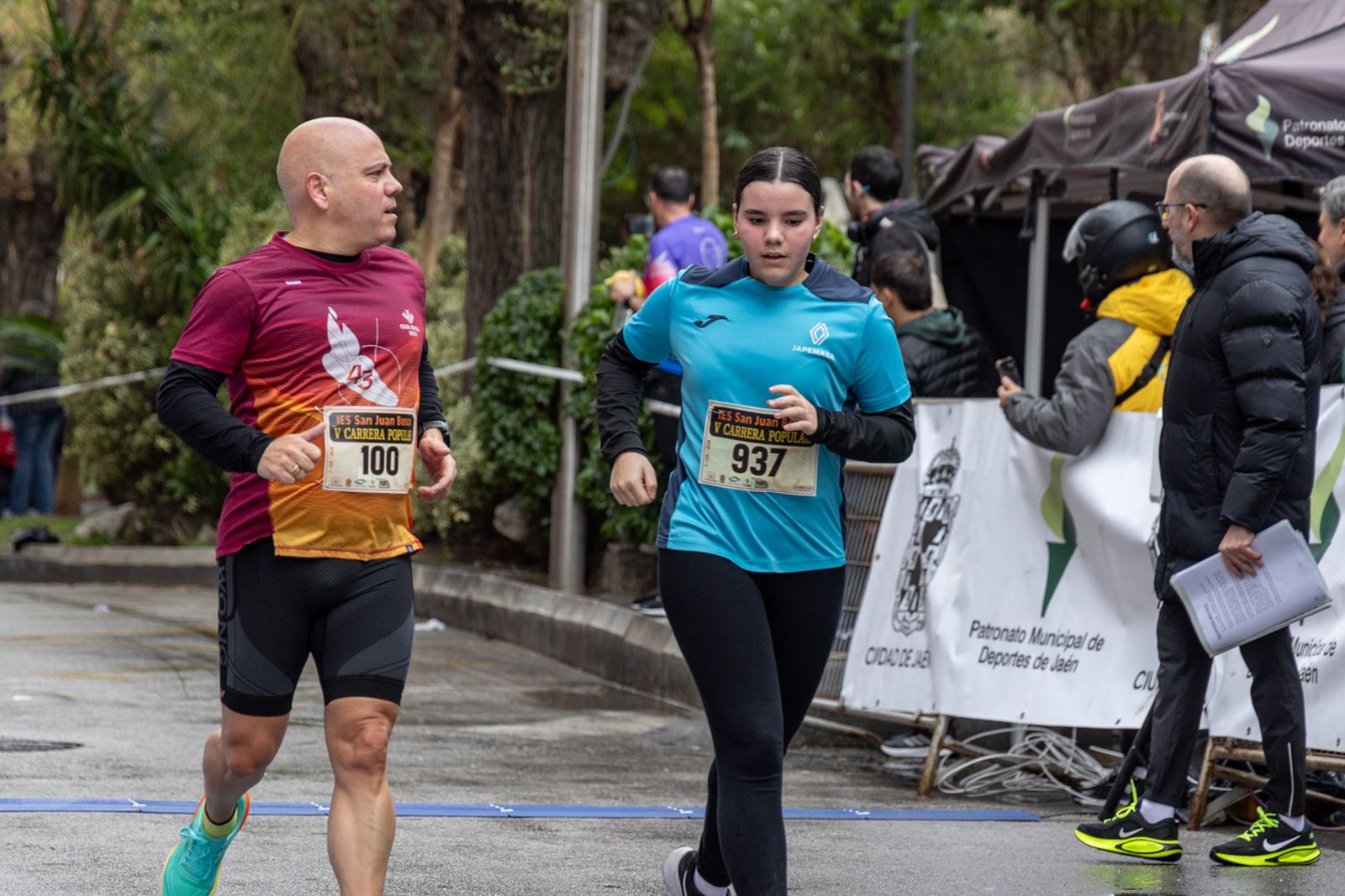 En imágenes: la lluvia no frena a más de un millar de corredores en la V Carrera Popular del IES San Juan Bosco (2)