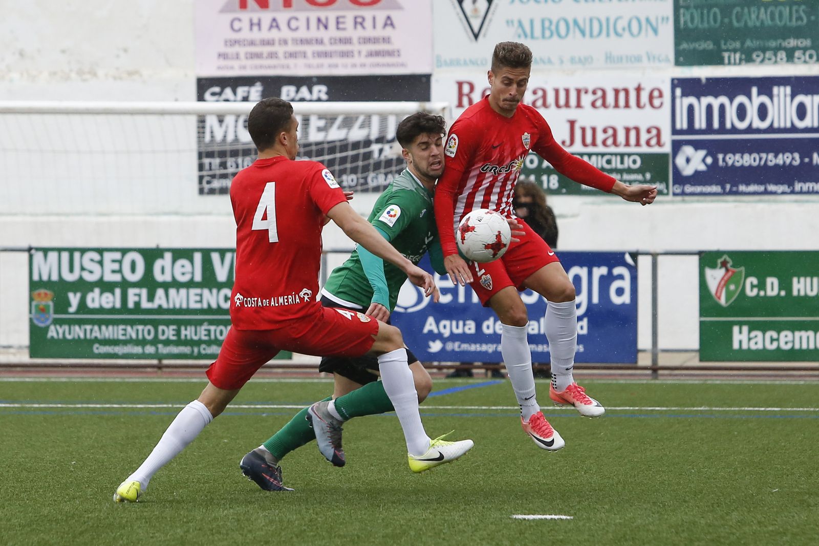 Navas trata de controlar el esférico ante la presión de un granadino.
