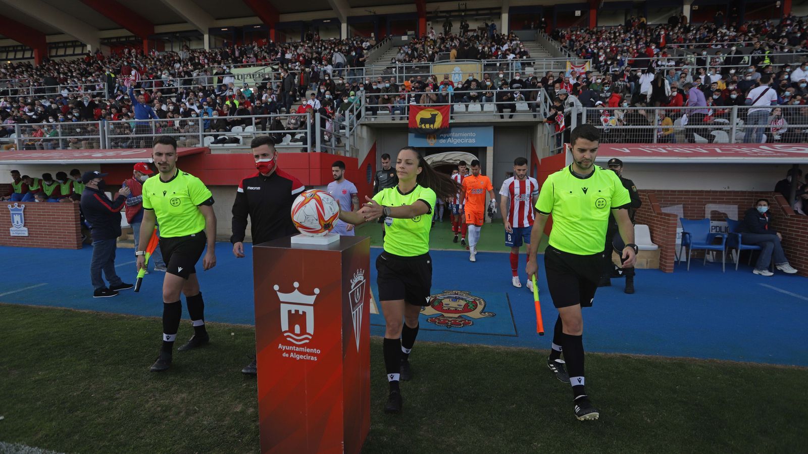 Huerta de Aza coge el balón en el Algeciras-Barcelona B de la 21-22.