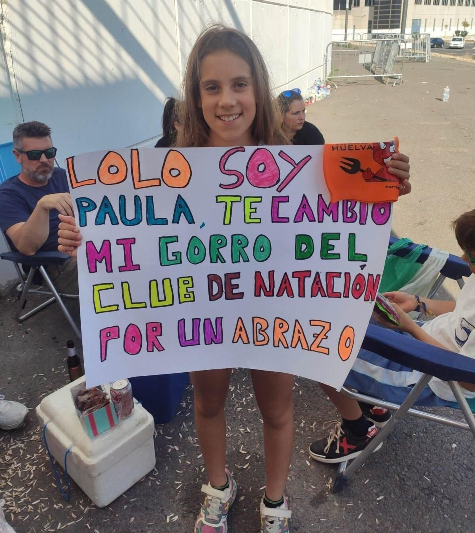 Paula con su cartel para Manuel Carrasco.
