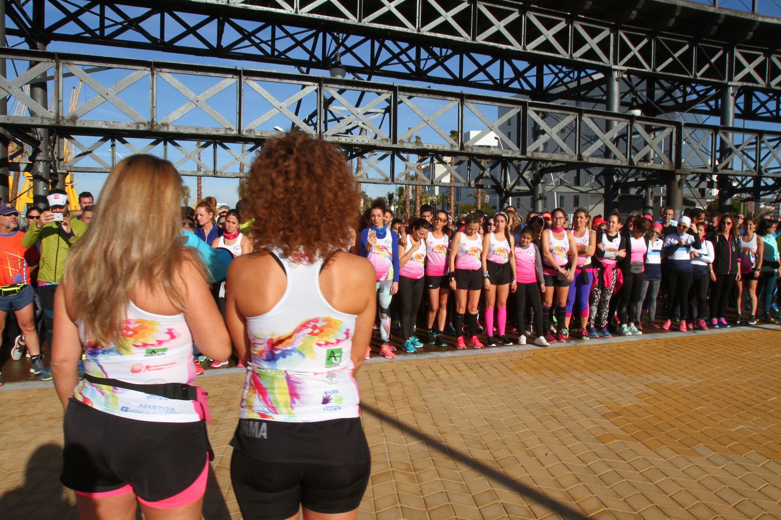 Cientos de personas rinden homenaje a Laura Luelmo en una carrera en Huelva.