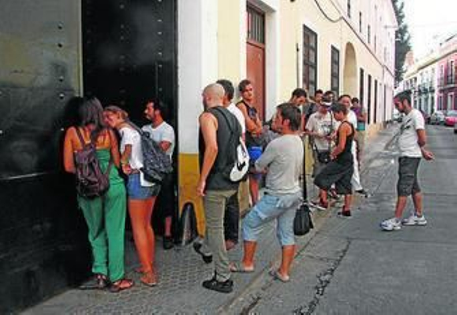 Un grupo entra en Tramallol, espacio que participa en las visitas.