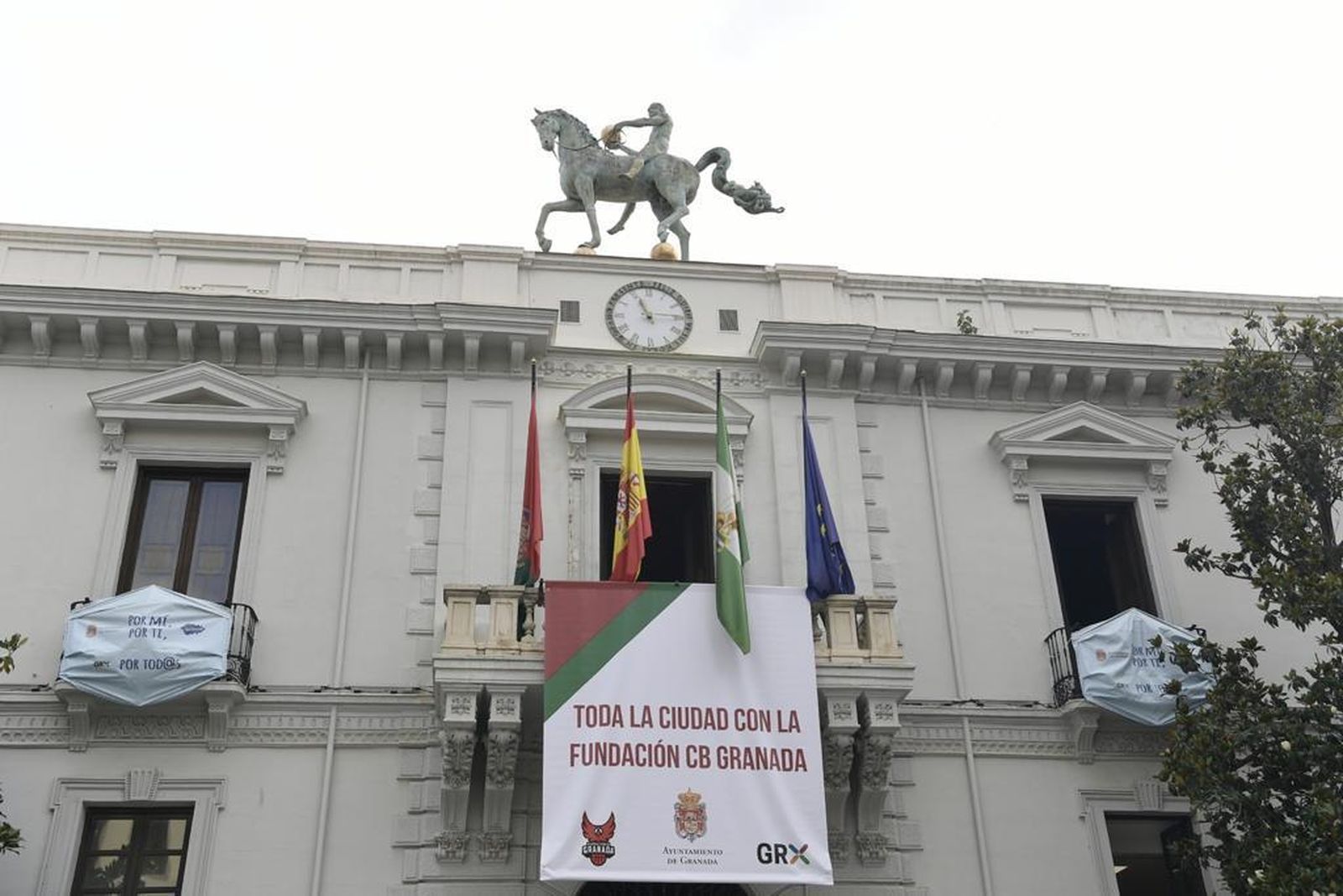 El balcón de la Plaza del Carmen ha colgado una pancarta de apoyo al Covirán Granada.