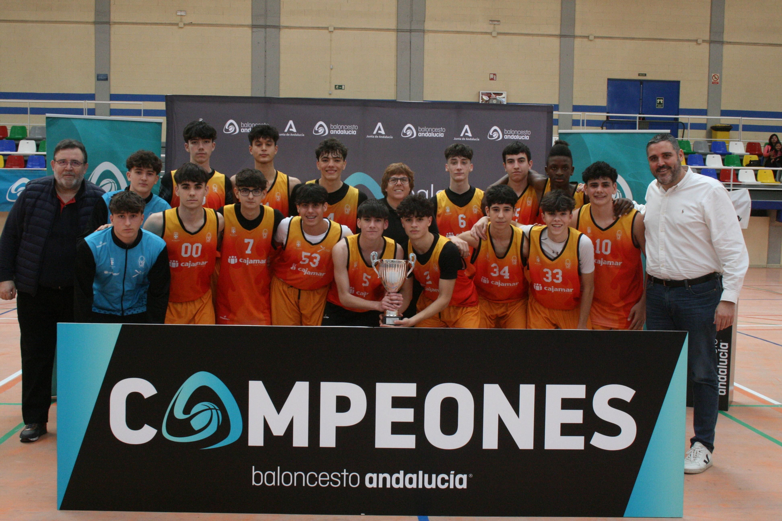Los jugadores del conjunto almeriense posan con el trofeo de campeón.