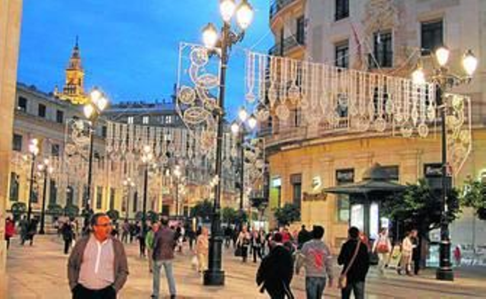 La iluminación navideña, que este año será algo distinta, se está instalando en estos días en el centro de la ciudad.