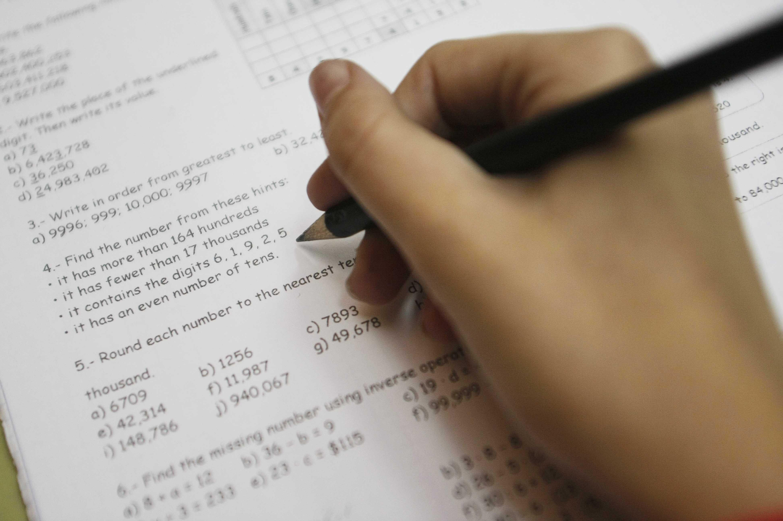 Un alumno realiza actividades en inglés en clase.